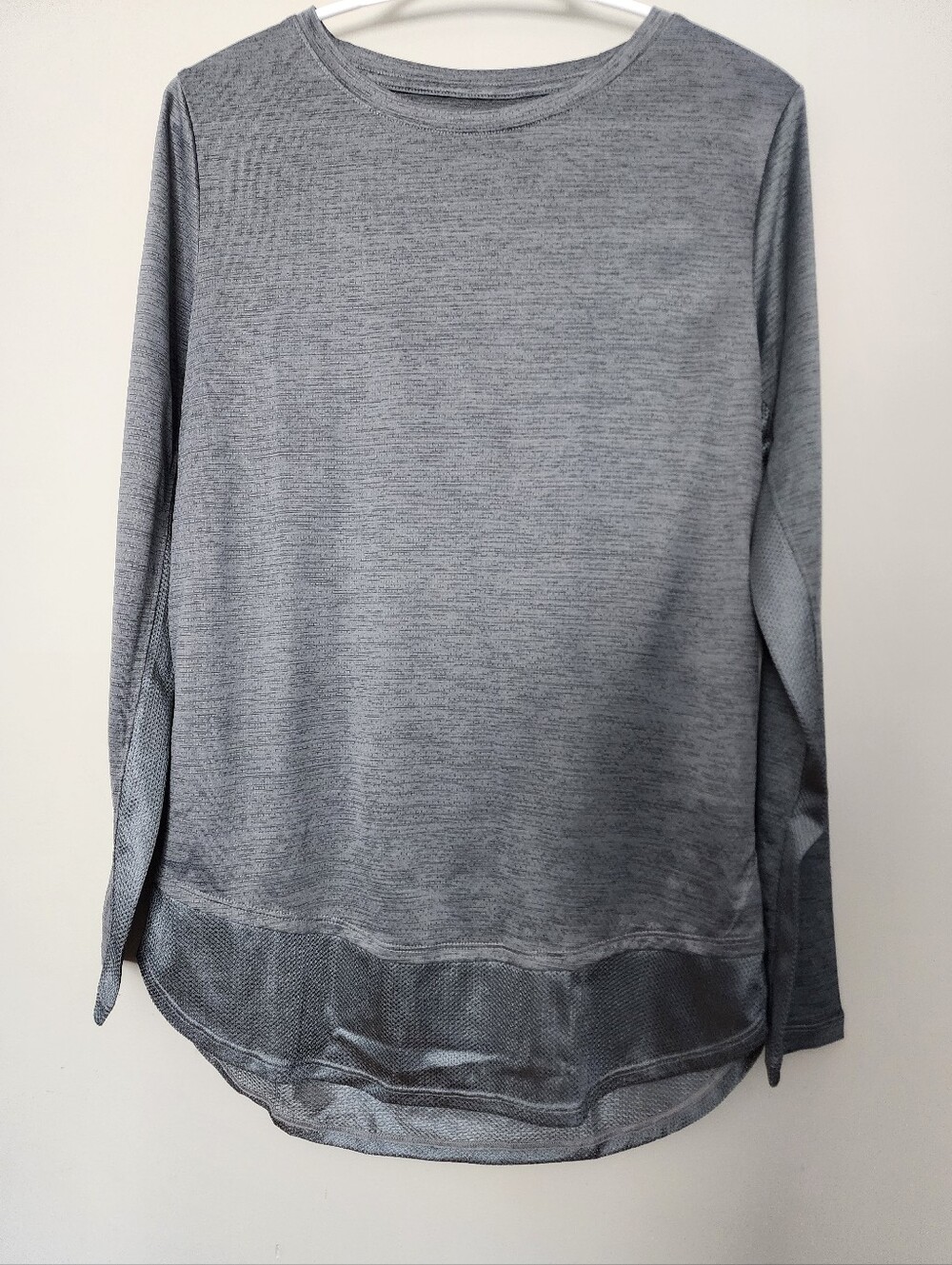 Under Armour Heathered Gray Long Sleeve Crewneck Top Heat Gear Size Small